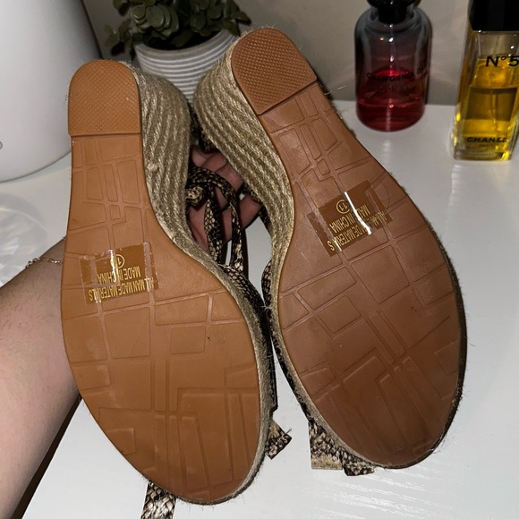 SNAKESKIN WRAP UP PLATFORM HEELS - Picture 4 of 4